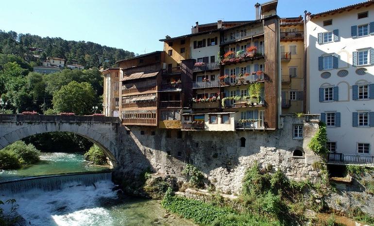 Case storiche affacciate sul torrente Leno a Rovereto