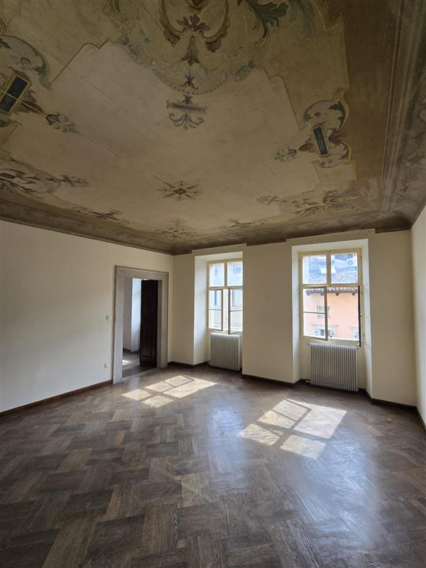 Sala storica con soffitto affrescato originale e pavimento in parquet a spina di pesce